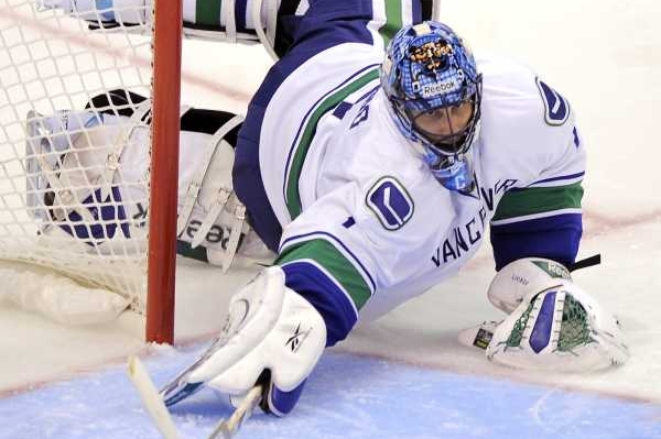 Hrdina trestných střílení - brankář Vancouveru Roberto Luongo.