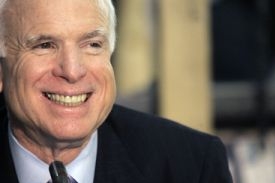 John McCain se může usm&iacute;vat, ve voličsk&yacute;ch prefenrec&iacute;ch vede.