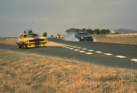 Divokými honičkami, tentokrát s australskými auty, se proslavila i apokalyptická sci-fiMad Max (Šílený Max).