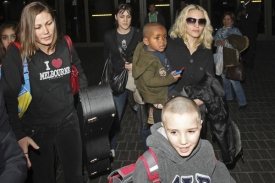 Madonna se sv&yacute;m adoptivn&iacute;m synem Davidem. V popřed&iacute; je syn Rocco.