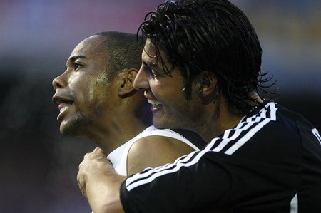 Robinho a Miguel Angel Torres z Realu Madrid oslavují gól