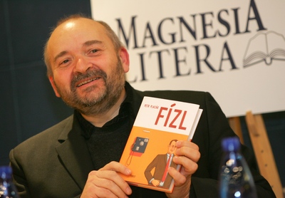 Písničkář a moderátor Jan Burian s jedním z nominovaných titulů