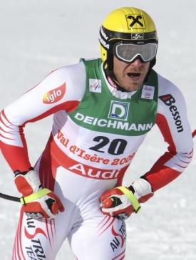 Vyčerpany Hermann Maier v cíli super-G ve Val d'Isere.