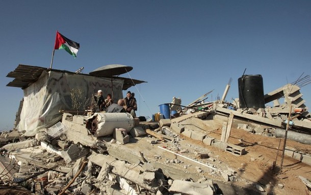Palestinci si postavili provizorní přístřešek na svém zničeném domě. Palestinci si postavili provizorní přístřešek na svém zničeném domě.