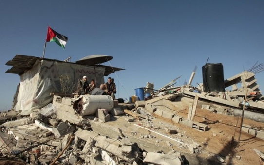 Palestinci si postavili provizorní přístřešek na svém zničeném domě. Palestinci si postavili provizorní přístřešek na svém zničeném domě.