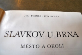 Dílo o Slavkově ještě v roce 1987 oslavovalo Lidové milice.