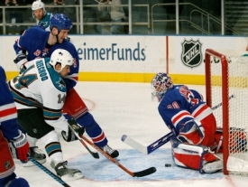 Obr&aacute;nce hokejistů New York Rangers Marek Mal&iacute;k.