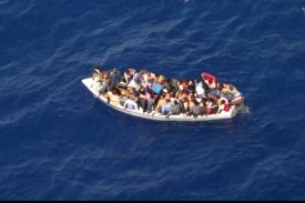 Afričtí migranti v moři před Maltou.