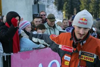 Adam Malysz se zdraví s fanoušky