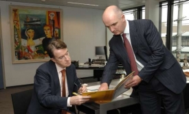 Eurokomisař Mandelson se svým mluvčím.