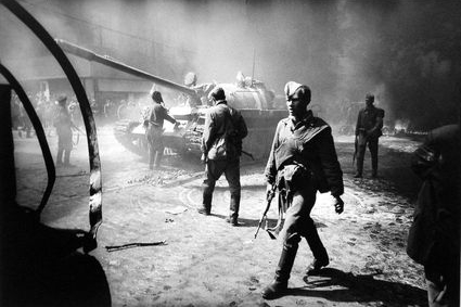 Z aktuální výstavy - Praha, 21. 8. 1968, foto Libuše Kyndrová.