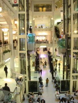 Nákupní centrum Manhattan Mall v centru New Yorku.