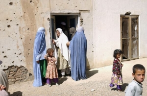 Afgh&aacute;nsk&eacute; ženy do sv&yacute;ch domovů policisty nepust&iacute;. Vej&iacute;t může jen žena.