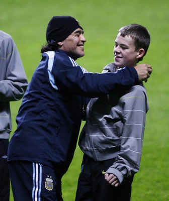 Maradona s podavačem míčů Adamem Brownem.