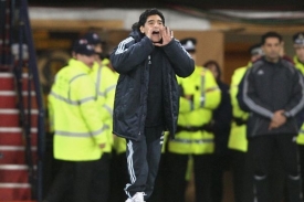 Maradona během z&aacute;pasu m&aacute;lokdy vstal z lavičky.