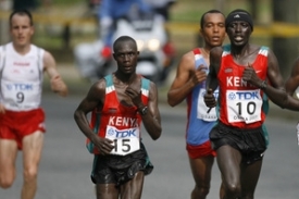 V&iacute;těz maratonu Keňan Luke Kibet (s č&iacute;slem 15).
