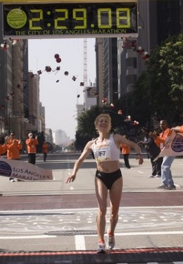 V&iacute;tězka žensk&eacute; kategorie maratonu v Los Angeles Ruska Arjasovov&aacute;.