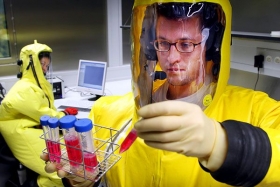 Práce se nebezpečnými viry jako marburg či ebola v Marburgu.