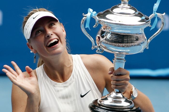 Maria Šarapovová s trofejí pro vítězku Australian Open.