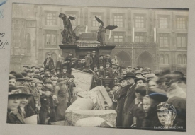 Svržený mariánský sloup na jedné z vystavených fotografií.