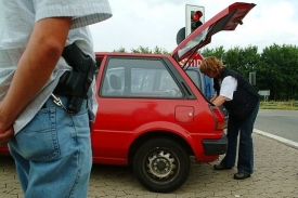 Německá policie hledá drogy. Hannover.