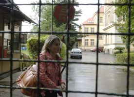 Matka Terezky Markéta Smutná před léčebnou Olivův dům