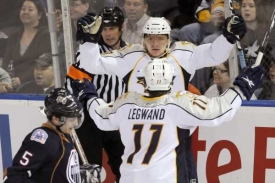 Martin Erat přijíma gratulace od spoluhráče Legwanda.
