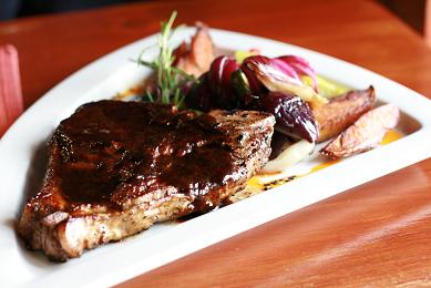 Telecí t-bone steak (345 Kč) Telecí t-bone steak (345 Kč)