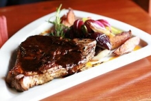 Telecí t-bone steak (345 Kč)