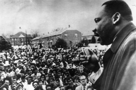 Martin Luther King promlouvá k lidem o občanských právech (1965).