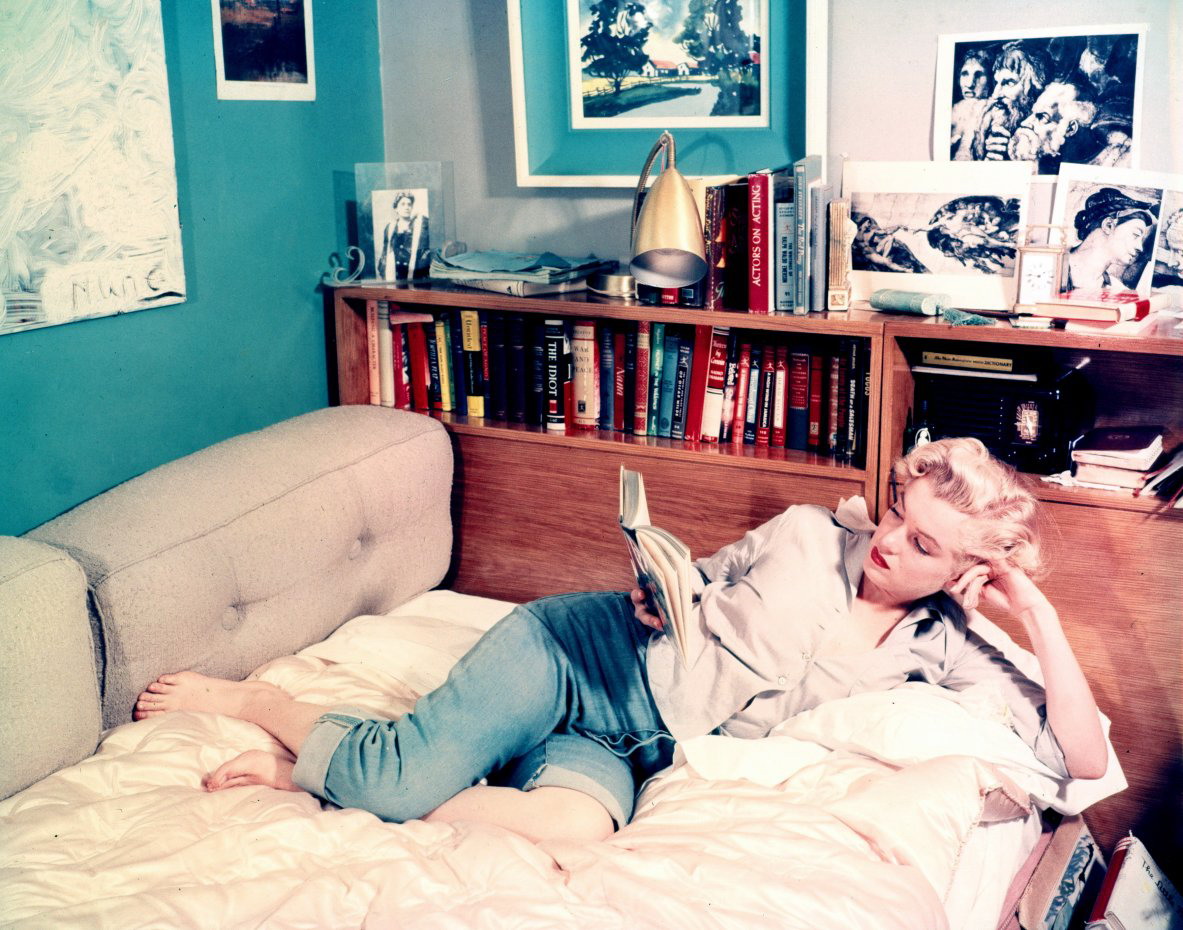 Marilyn Monroe lenoší v oblíbených džínech.