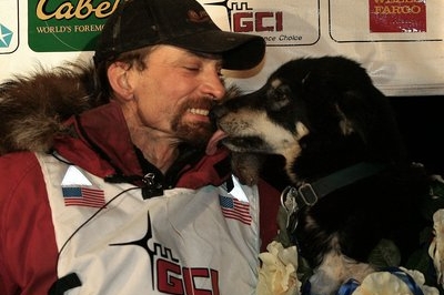 Vítěz závodu Iditarod Lance Mackey a jeden z jeho psů Handsome. Vítěz závodu Iditarod Lance Mackey a jeden z jeho psů Handsome.