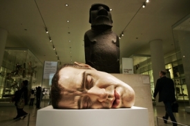 Mask II, autoportr&eacute;t sp&iacute;c&iacute;ho Rona Muecka.