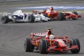 Felipe Massa (vpředu), za ním Kimi Räikkönen a Robert Kubica.