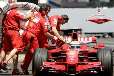 Brazilský pilot Felipe Massa tankuje palivo do svého ferrari. Brazilský pilot Felipe Massa tankuje palivo do svého ferrari.