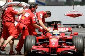 Brazilsk&yacute; pilot Felipe Massa tankuje palivo do sv&eacute;ho ferrari.