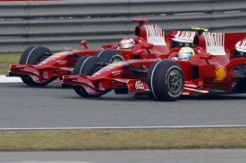 Raikkonen pouští Felipeho Massu.