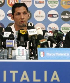 Materazzi na p&aacute;tečn&iacute; tiskov&eacute; konferenci v Oberwaltersdorfu.