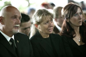 Matku zavražděného chlapce Jakuba (uprostřed) našel bratr mrtvou.