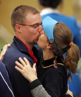 Kateřina Emmons přijímá sladkou gratulaci od manžela Matta.