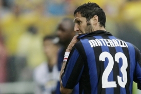 Italský obránce Marco Materazzi má další titul v italské lize. Italský obránce Marco Materazzi má další titul v italské lize.