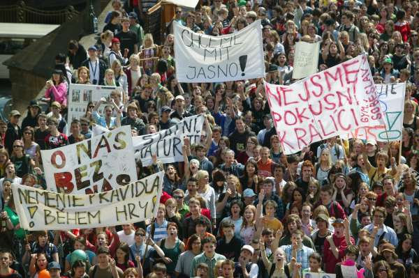 I přes protesty studentů státní maturita prošla.