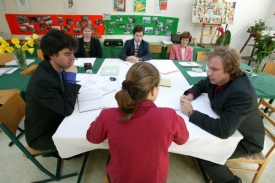 Ministr &scaron;kolstv&iacute; Ondřej Li&scaron;ka chce levněj&scaron;&iacute; st&aacute;tn&iacute; maturitu.