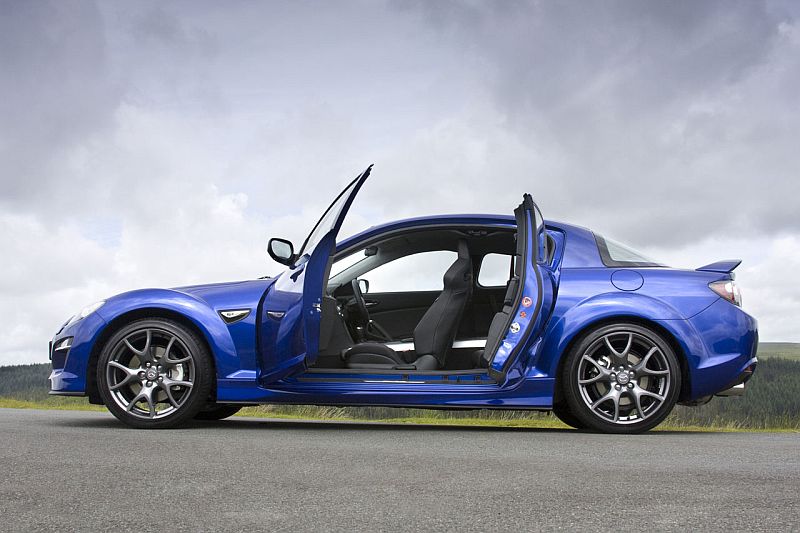 Speciální kola připomínají Wankelův rotační motor pod kapotou.