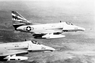 A-4E Skyhawk, typ letounu v němž letěl McCain, když ho setřelili.