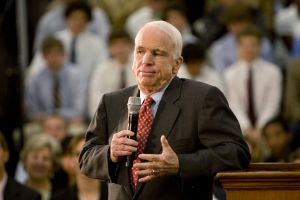 &bdquo;M&iacute;rn&yacute; a uv&aacute;žliv&yacute; dospěl&aacute;k&ldquo; McCain vypr&aacute;v&iacute; na sv&eacute; b&yacute;val&eacute; &scaron;kole