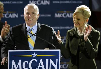 Senátor John McCain se ženou Cindy.