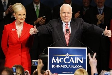 Senátor John McCain se po boku své ženy raduje z vítězství.