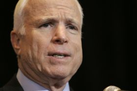 John McCain má co vysvětlovat.