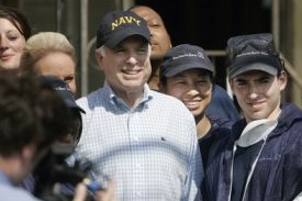 McCain se v New Orleans snažil vypadat mladě, energicky a odhodlaně.